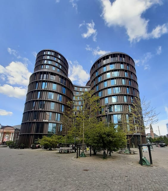 Copenhagen: 2,5-Hour 'Must See' Bike Tour with a Local Guide - Royal sights you will recognize: City Hall, Christiansborg, Amalienborg