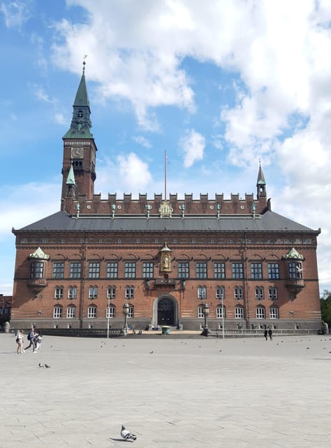 Copenhagen: 2,5-Hour 'Must See' Bike Tour with a Local Guide - Nyboder and Rosenborg Castle: the stops that add texture to the city