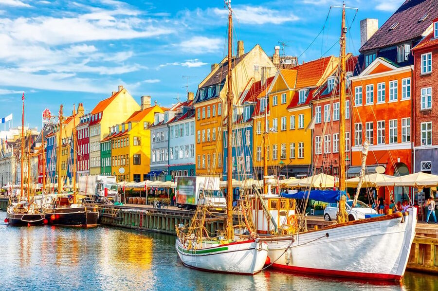 Copenhagen: A guided walk for first-timers in the city - Church of Holmen, Christian IV’s Brewhouse, and the Black Diamond stop-and-look strategy