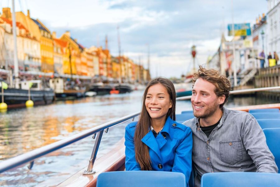 Copenhagen: Canal Boat Cruise & Old Town/Nyhavn Walking Tour - Where the tour starts under the City Hall side