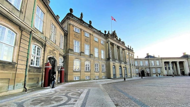 Copenhagen & Christiania : Guided Bike Tour in French - The route, stop by stop: City Hall to the Little Mermaid