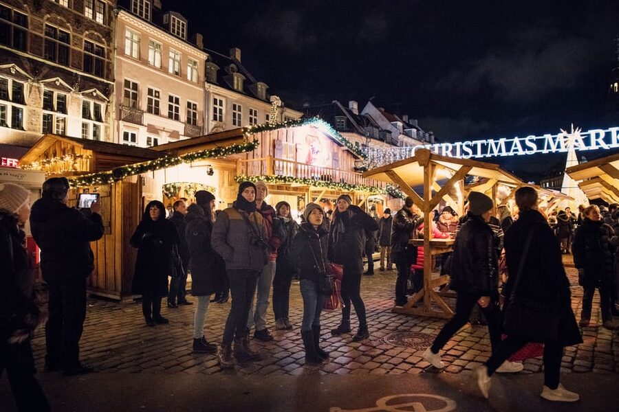 Copenhagen: Christmas Walking Tour with Treats and Drinks - Gløgg and julebryg: included drinks that set the pace