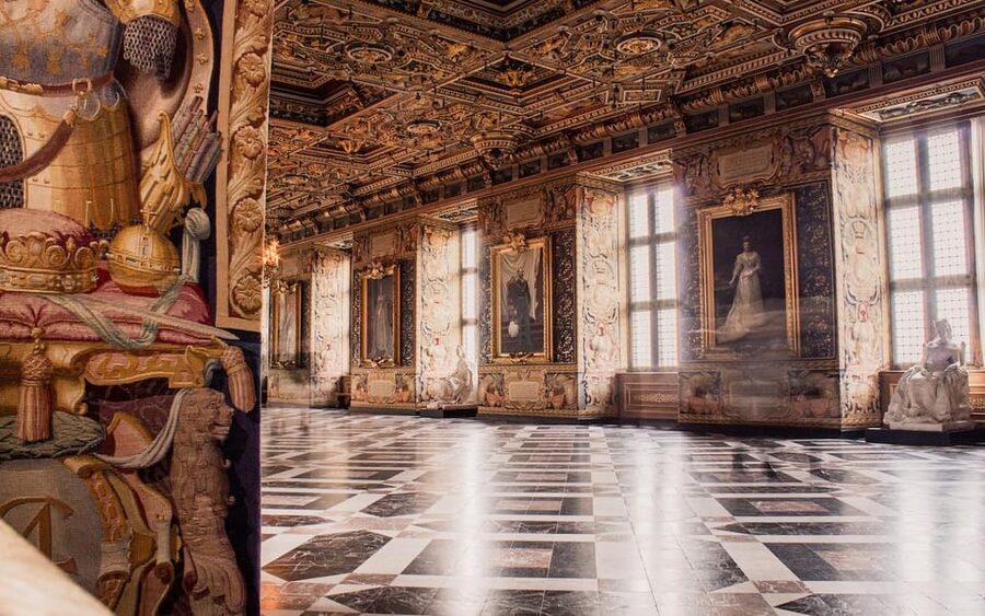 Copenhagen: Frederiksborg Tour in Spanish with Tickets - Spanish guide experience: what to expect when you are not fluent