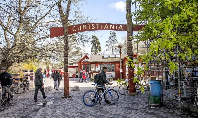 Copenhagen: Maxitour in English - What Happens in the 7 Hours: Palaces, Statues, Monuments, and Crown Humor