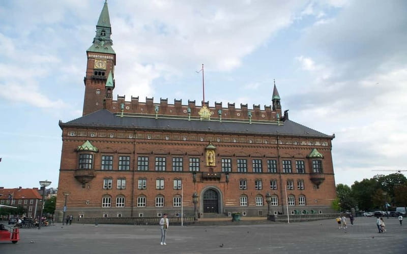 Copenhagen: Maxitour in English - Where You Meet, What You Look For, And How To Avoid Confusion