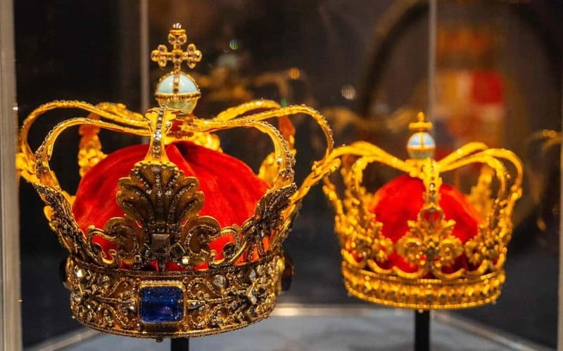 Copenhagen: Rosenborg and Christiansborg Palaces Tour in Spanish with tickets - Rosenborg Palace and the Danish Crown Jewels
