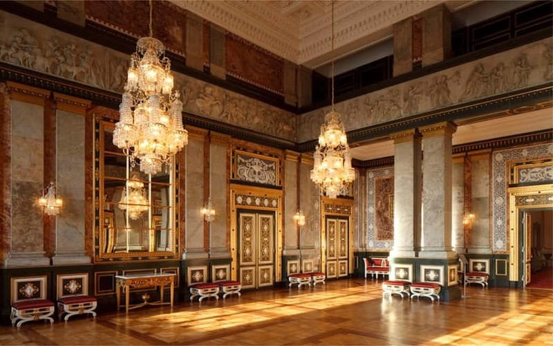 Copenhagen: Rosenborg and Christiansborg Palaces Tour in Spanish with tickets - Tickets included: saving time and stress
