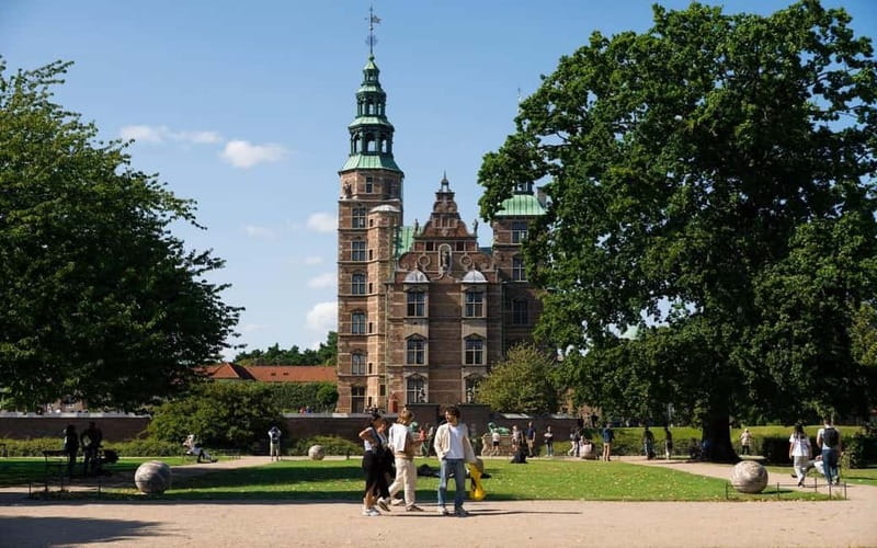 Copenhagen: Rosenborg and Christiansborg Palaces Tour in Spanish with tickets - The 4-hour flow: meeting at Rosenborg, then public transport to Christiansborg