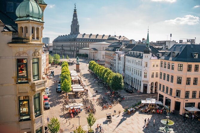 Copenhagen Royal Conspiracy Exploration Game and Tour - Starting at Amalienborg Slotsplads 5: the Rococo palace square kickoff