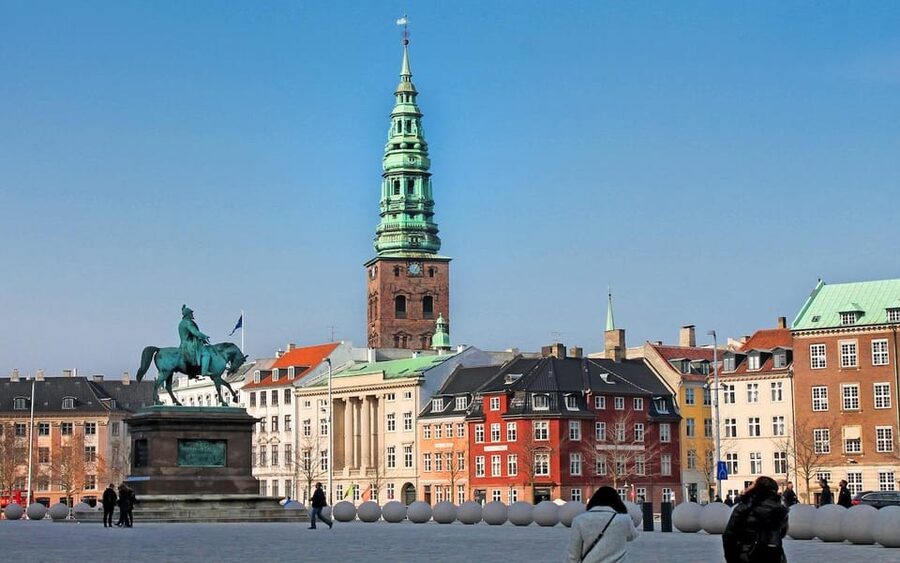 Copenhagen Tour in Spanish - Copenhagen Central Station to City Hall: the city’s civic pulse