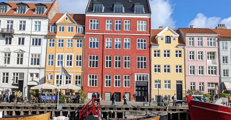 Stroll through the heart of Copenhagen - private guided tour in French - Meeting at Christiansborg, and why this starting point works
