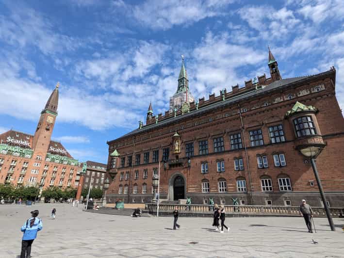 Stroll through the heart of Copenhagen - private guided tour in French - Radhuspladsen and the Church of Our Lady: culture you can see on the street