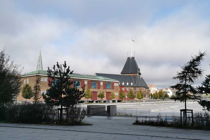 The Ancient Viking Stronghold of Aros: A Self-Guided Audio Tour in Aarhus - Fountain of Endless Connection, then a Viking-flavored warmup walk